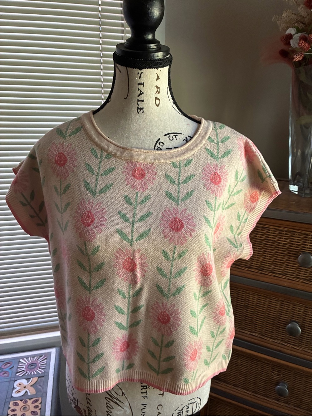 Daisy Pink Floral Knit Crop Top with Green Leaf Motif